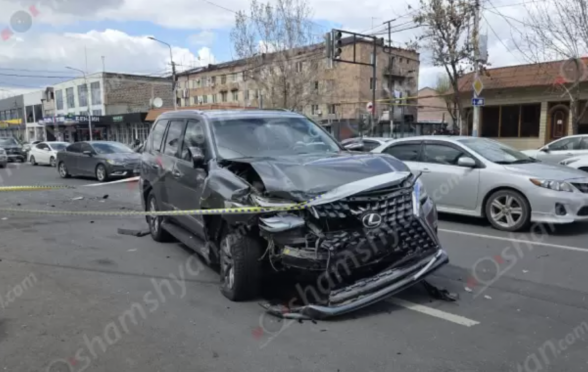 Երևանում բախվել են «Lexus»-ը և «Hongqi»-ն. կա 5 տուժած