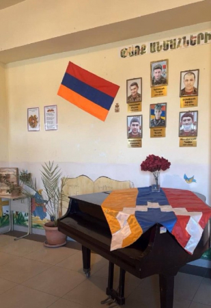 Директора школы общины Сардарапат Армавирского марза уволили за то, что она не убрала флаг Арцаха из школьного «Уголка славы»