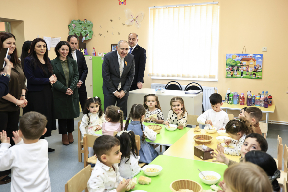 Վաղարշապատում Նիկոլն ու իր սրտի քաղաքապետը նույն մանկապարտեզը երկու անգամ են վերաբացել (տեսանյութ)