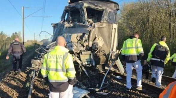 Во Франции скоростной поезд столкнулся с военным грузовиком