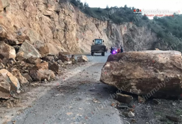 Քարաթափման հետևանքով Ջերմուկի ճանապարհը ամբողջությամբ փակվել է