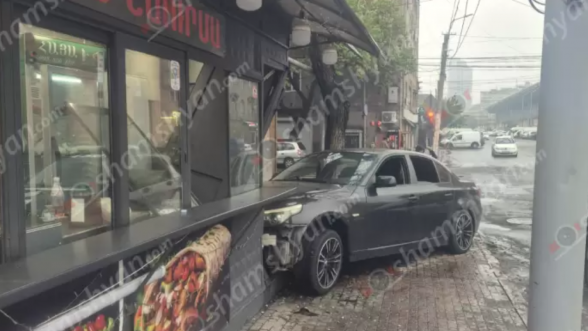 Երևանում 22-ամյա ոչ սթափ, վարորդը չունենալով ավտոմեքենա վարելու իրավունք, Նար-Դոսի փողոցում «BMW»-ով հայտնվել է մայթին