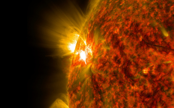 На Солнце зафиксировали 2 мощные вспышки