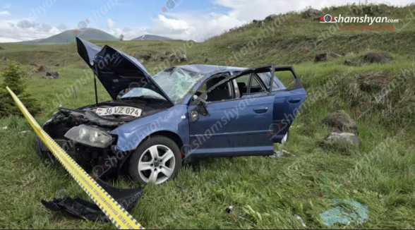 Ծաղկաձորի ճանապարհին «Audi A3»-ը տապալել է երկաթե էլեկտրասյունը և մի քանի պտույտ շրջվել. կան վիրшվորներ
