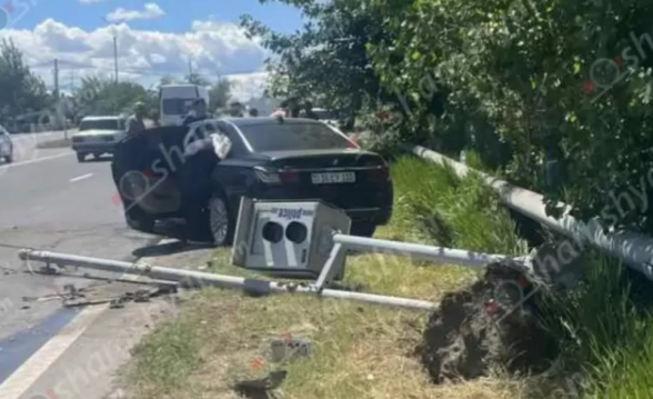 «BMW»-ն Երևան–Արմավիր ավտոճանապարհի Ակնալիճ բնակավայրում տապալել է արագաչափը