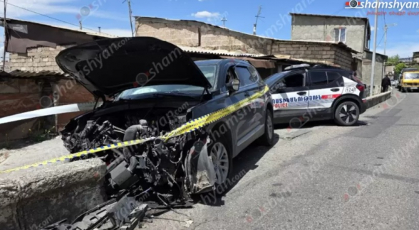 Սարալանջի փողոցում «Hyundai Santa FE»-ն բախվել է բաժանարար գոտում տեղադրված բետոնե պատնեշին․ կան տուժածներ